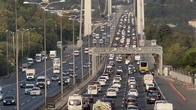 İstanbul'da trafik çilesi! %90'a ulaştı: Araçlar ilerleyemedi