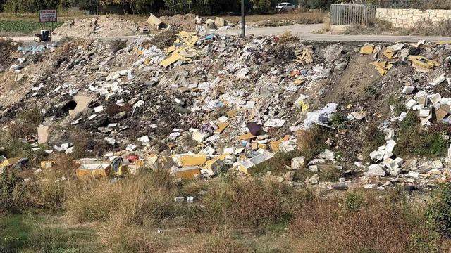 Adana’da kuruyan dere moloz döküm sahasına döndü 1