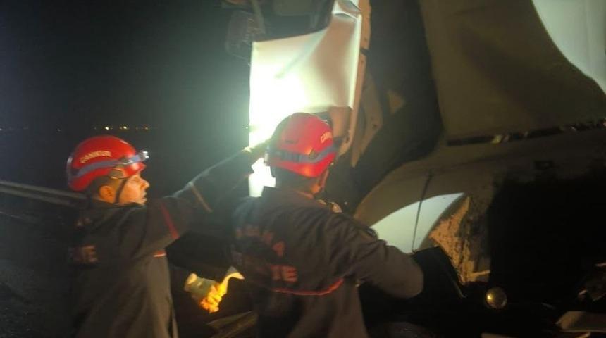 Adana’da tır, otobüse arkadan çarptı: 14 yaralı