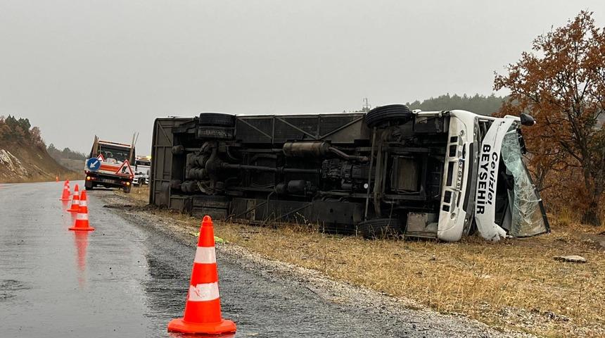28 &ouml;ğrenci &ouml;l&uuml;mden d&ouml;nd&uuml;, şof&ouml;r de yaralı! Konya'da korkutan kaza