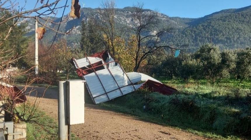 Menteşe&rsquo;de fırtına yapılara zarar verdi