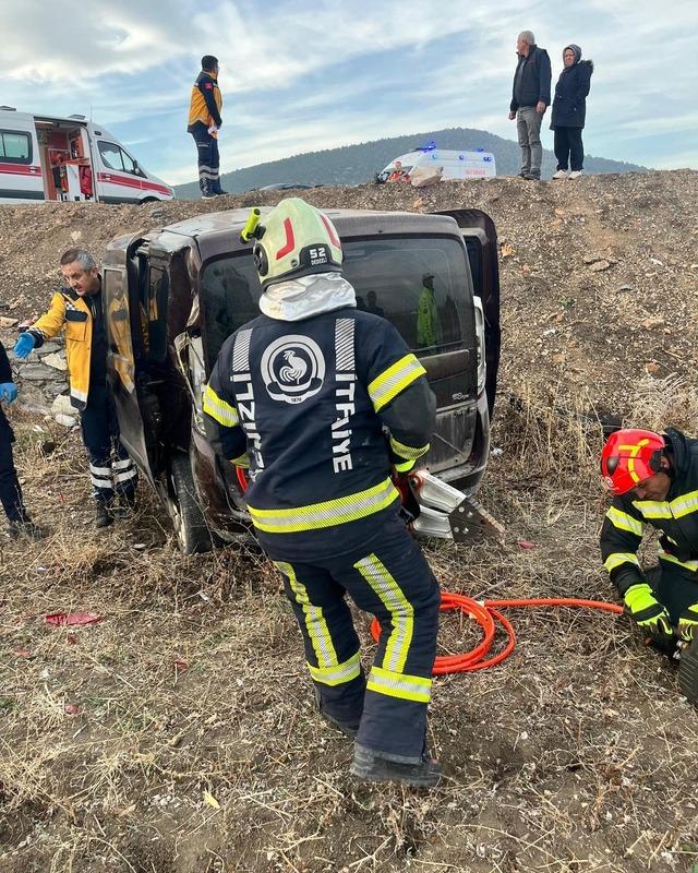 Yoldan çıkan otomobil tarlaya uçtu; 2 yaralı 1