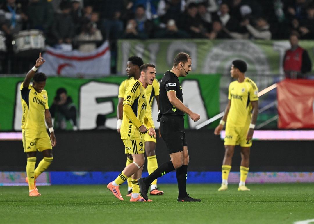 &Ccedil;aykur Rizespor-Fenerbah&ccedil;e ma&ccedil;ının hakemi i&ccedil;in olay s&ouml;zler: Ona rağmen kazandılar!