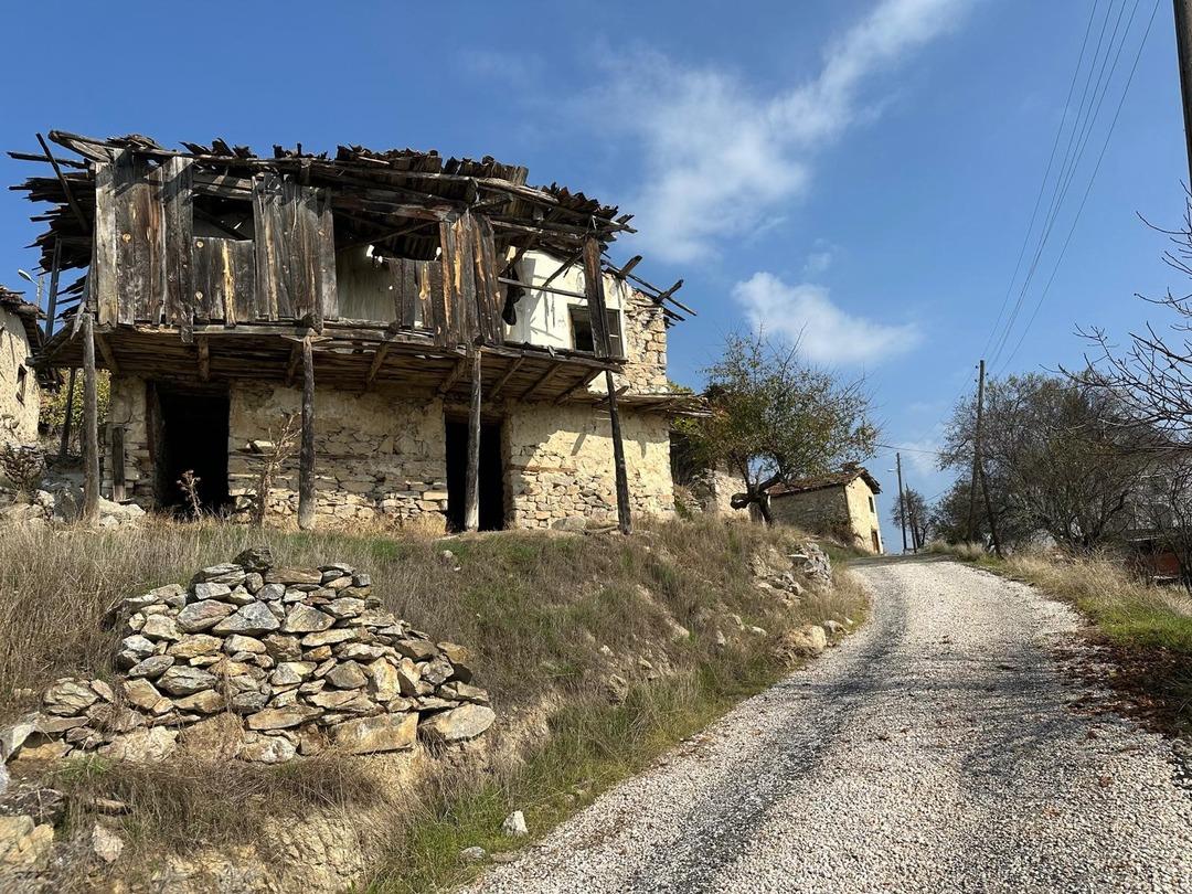 3 kadın 1 erkeğin yaşadığı hayalet köy! Çocukları bile terk etti 2