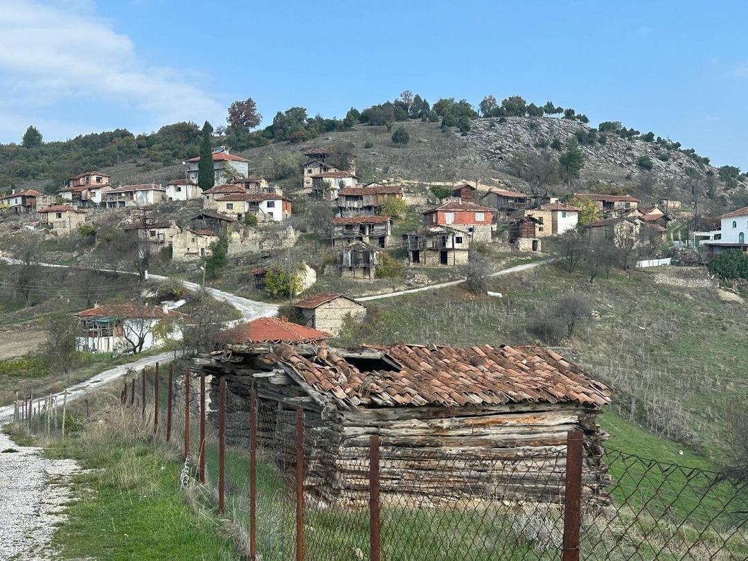 3 kadın 1 erkeğin yaşadığı hayalet köy! Çocukları bile terk etti 3
