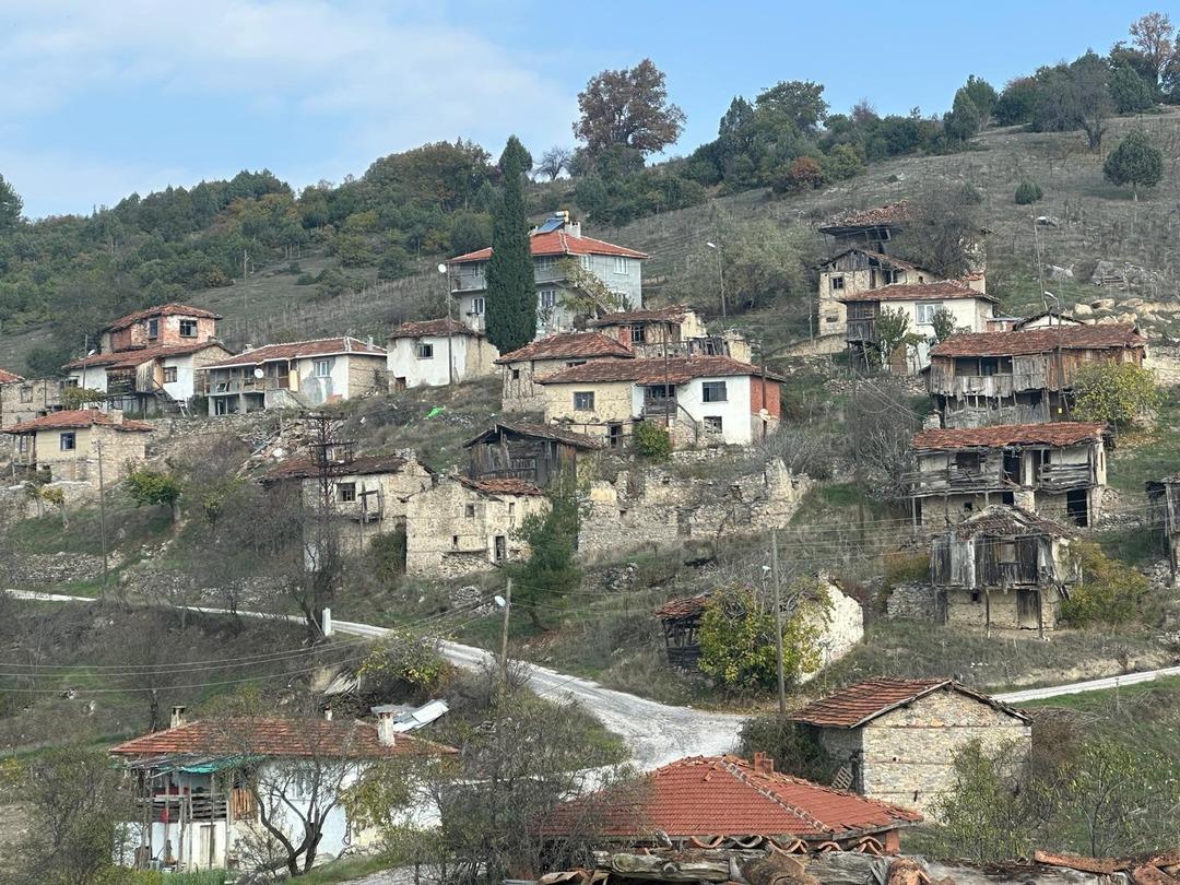 3 kadın 1 erkeğin yaşadığı hayalet köy! Çocukları bile terk etti 4