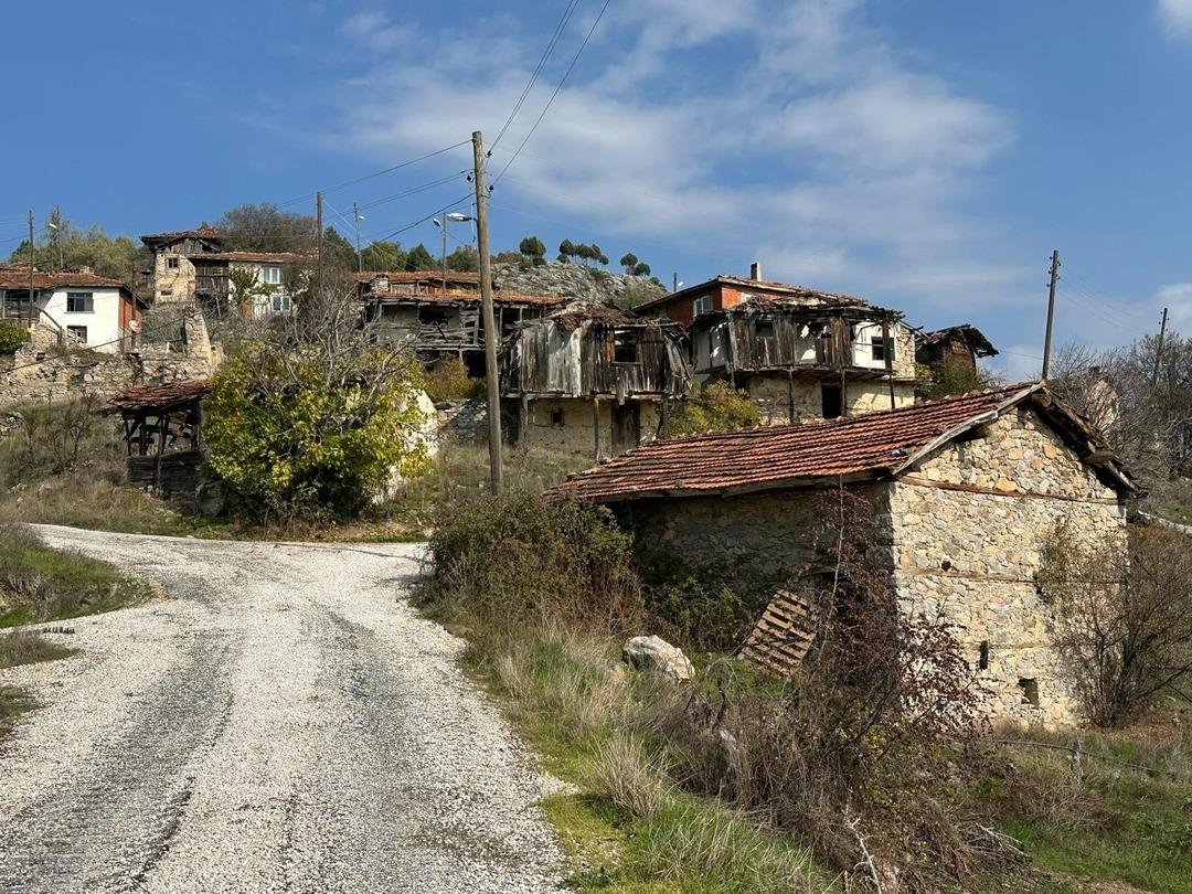 3 kadın 1 erkeğin yaşadığı hayalet köy! Çocukları bile terk etti 5