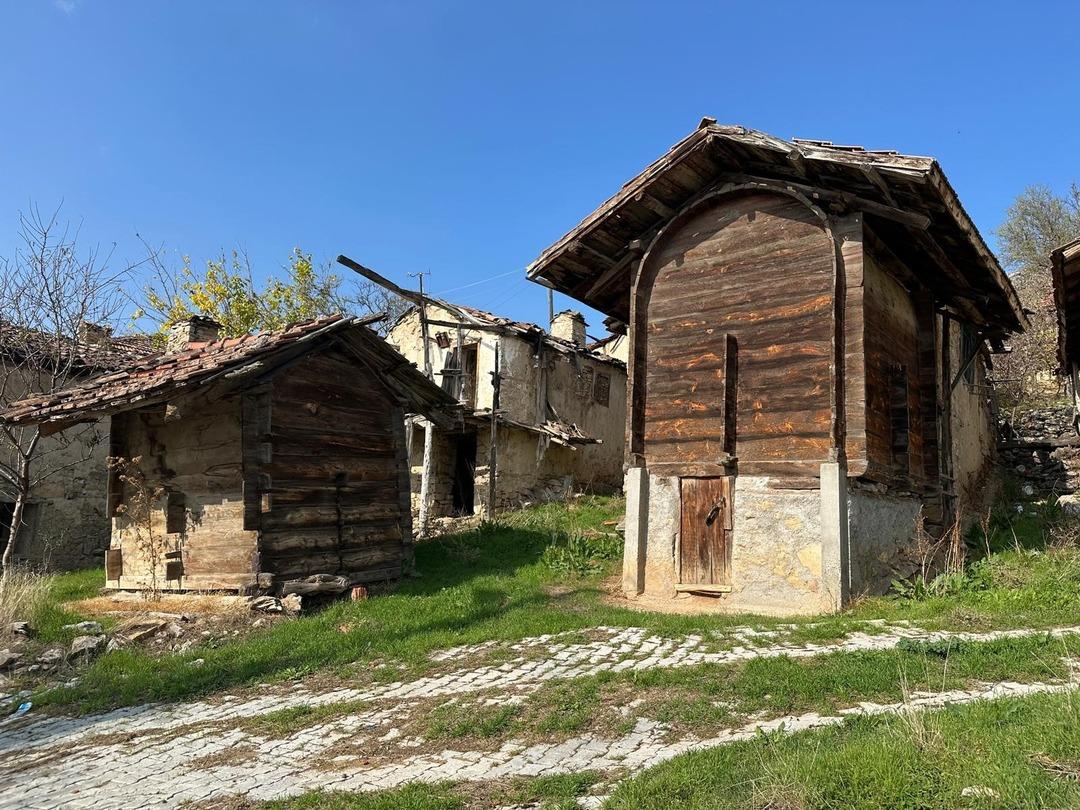 3 kadın 1 erkeğin yaşadığı hayalet köy! Çocukları bile terk etti 6