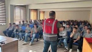 Erzincan çocuk polisi öğrencileri bilgilendirmeye devam ediyor