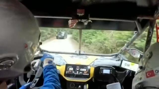 Baja yarışında sivil araç tehlike saçtı: Tecrübeli pilotlar faciayı önledi