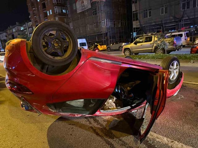 Makas atarak iki araca çarpan sürücü takla attı: 1 yaralı 1