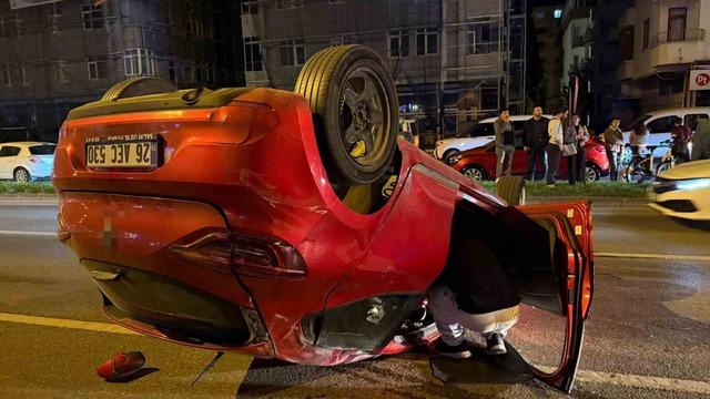 Makas atarak iki araca çarpan sürücü takla attı: 1 yaralı