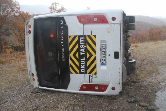 Konya’da öğrenci servisi devrildi: 31 yaralı 3