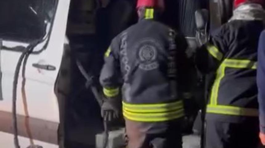 Dilovası&rsquo;nda tır ile iş&ccedil;i minib&uuml;s&uuml; &ccedil;arpıştı: 9 yaralı