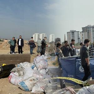 Çekyatın yanına gidince fark etti! Cesedi tuzlanıp halıya sarılmış