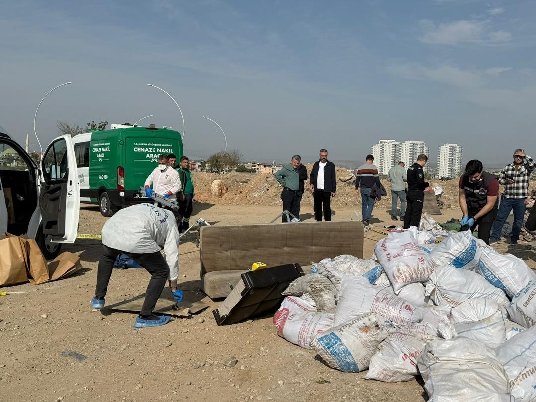 Çekyatın yanına gidince fark etti! Cesedi tuzlanıp halıya sarılmış 1
