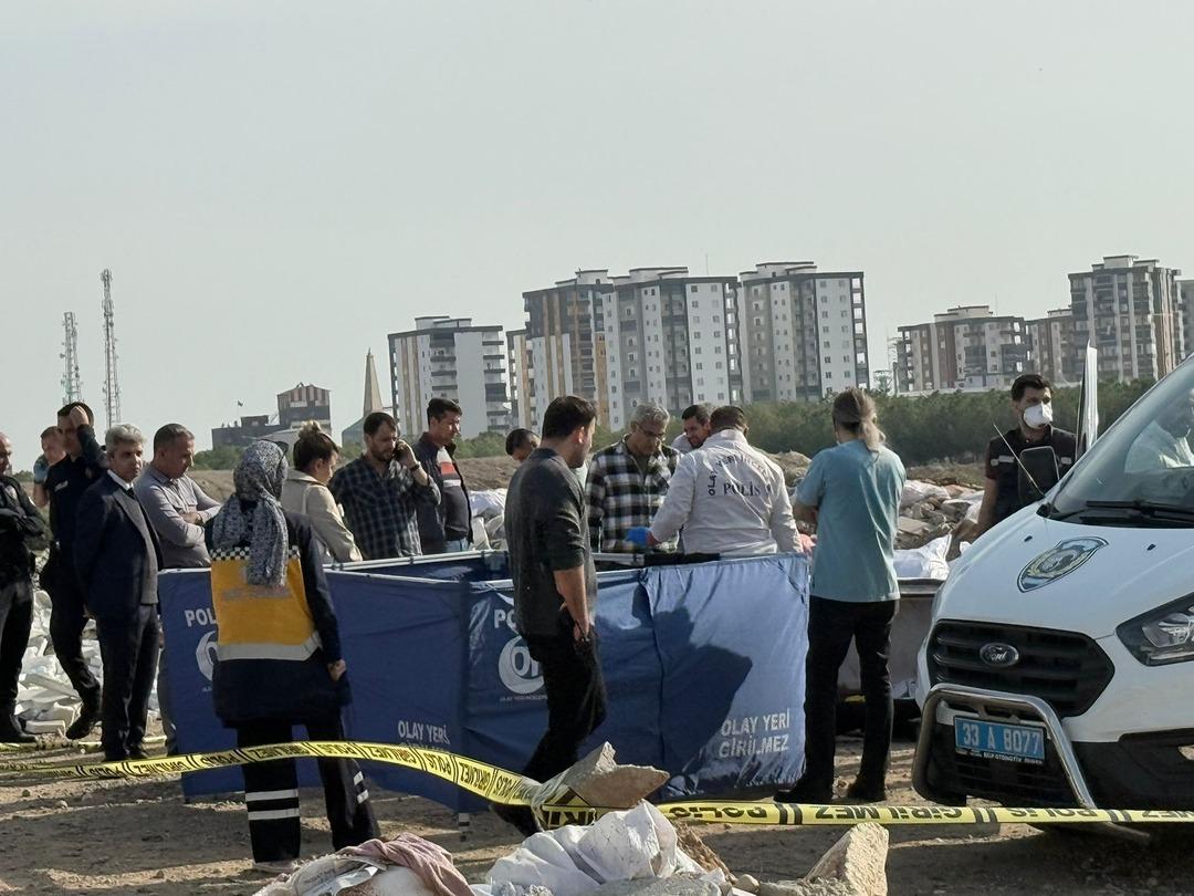 Çekyatın yanına gidince fark etti! Cesedi tuzlanıp halıya sarılmış 2