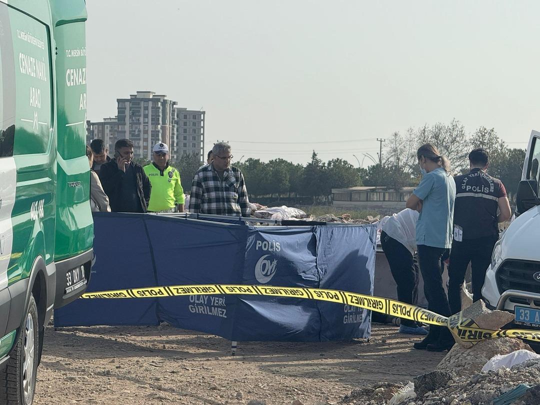 Çekyatın yanına gidince fark etti! Cesedi tuzlanıp halıya sarılmış 3