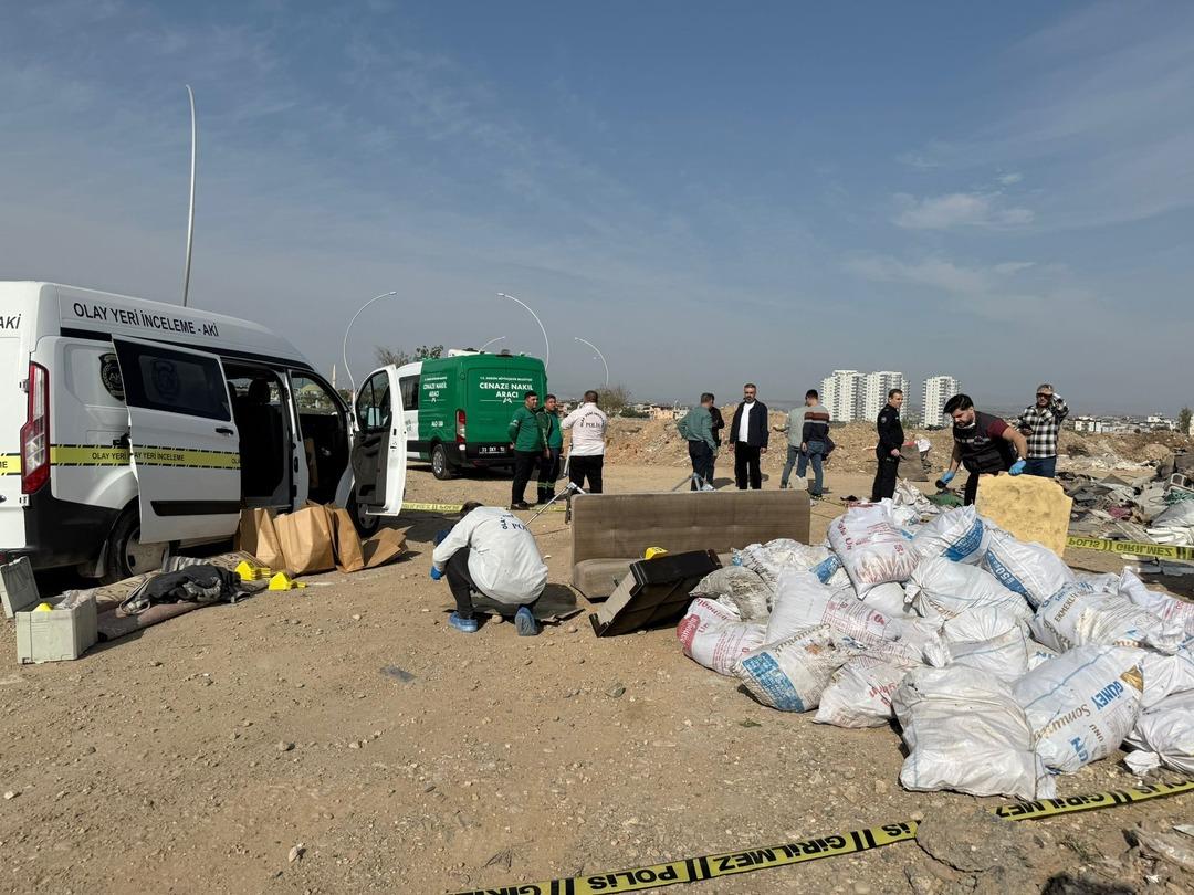 Çekyatın yanına gidince fark etti! Cesedi tuzlanıp halıya sarılmış 6