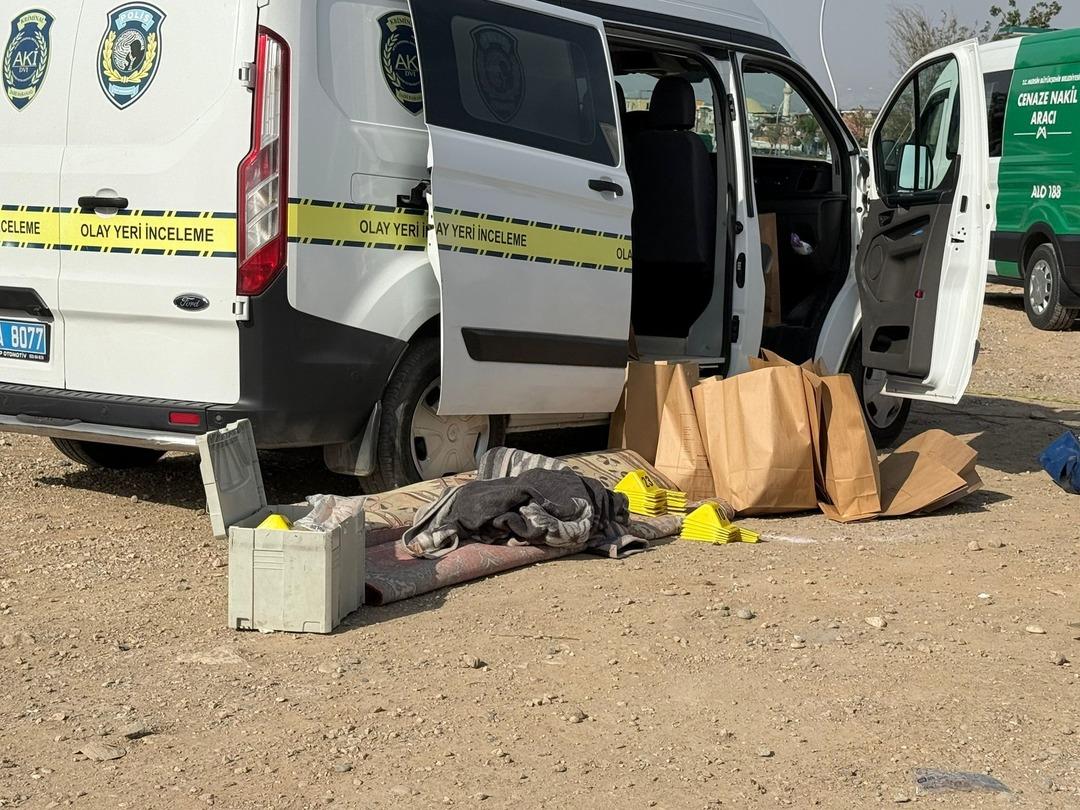 Çekyatın yanına gidince fark etti! Cesedi tuzlanıp halıya sarılmış 7