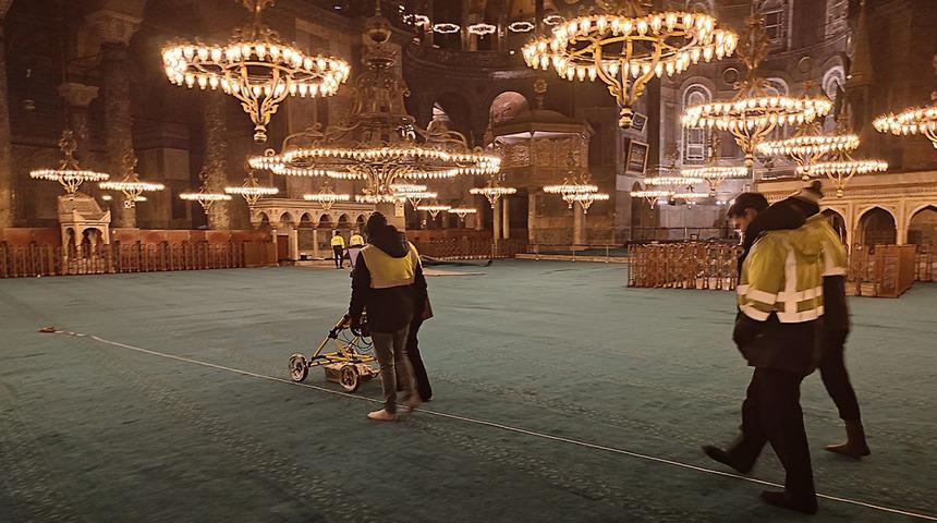 Ayasofya'ya 'kamyon girdi' iddiası: Bakanlıktan tartışmalara fotoğraflı a&ccedil;ıklama!