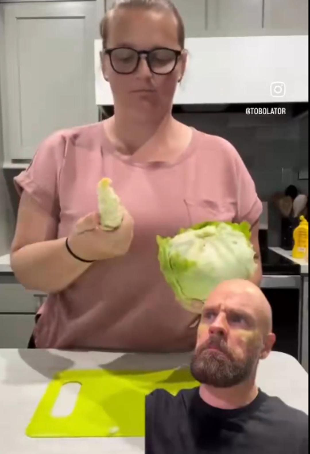 Göbek salata ayıklama yöntemi TikTok’ta viral oldu: Tezgaha vurunca... 1