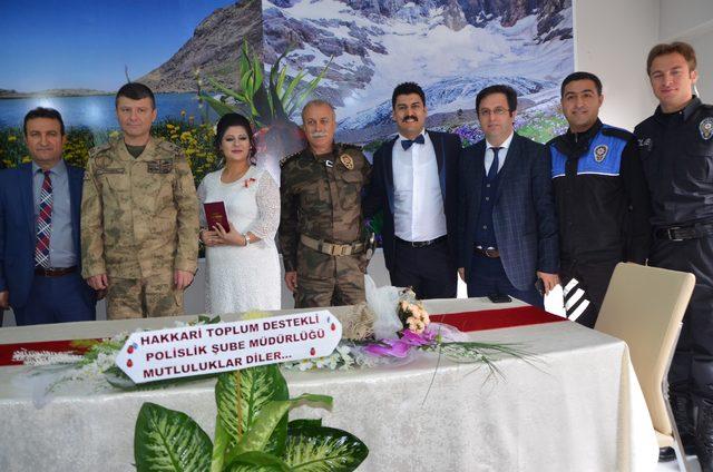 Fotoğraf çekimi için geldiği Hakkari'de polis memuru ile evlendi