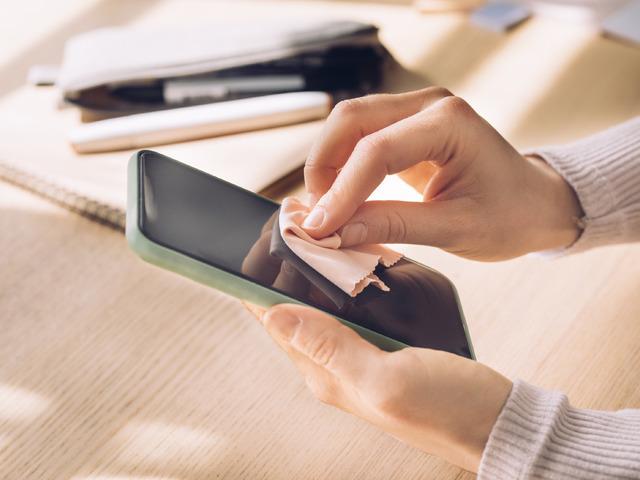 Telefonunuz klozet kapağından bile kirli olabilir: İşte onu temizlemenin güvenli yolları