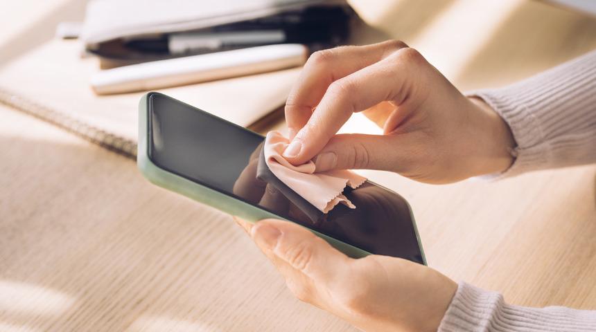 Telefonunuz klozet kapağından bile kirli olabilir: İşte onu temizlemenin g&uuml;venli yolları