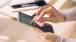 Telefonunuz klozet kapağından bile kirli olabilir: İşte onu temizlemenin güvenli yolları