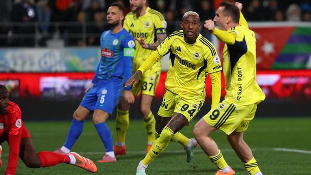 Gümbür Gümbür Gelen Fenerbahçe, Krizlerle Boğuşan Beşiktaş...