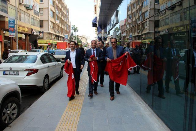 İskenderun Belediyesi esnafa Türk bayrağı dağıttı