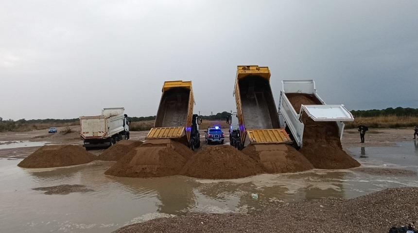 Yer: Manavgat! İnşaat i&ccedil;in plajlardan 50 kamyon kum &ccedil;alanlar yakalandı