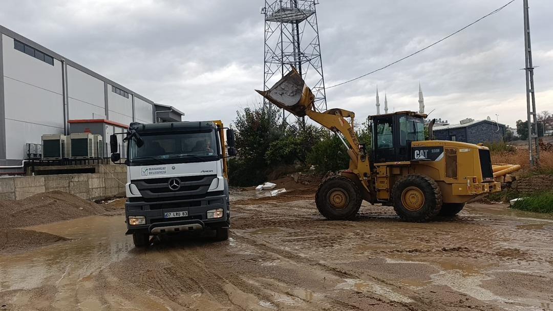 Yer: Manavgat! İnşaat i&ccedil;in plajlardan 50 kamyon kum &ccedil;alanlar yakalandı 2