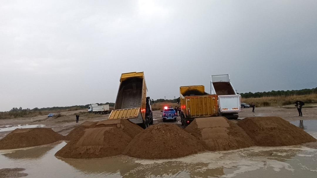 Yer: Manavgat! İnşaat i&ccedil;in plajlardan 50 kamyon kum &ccedil;alanlar yakalandı 7