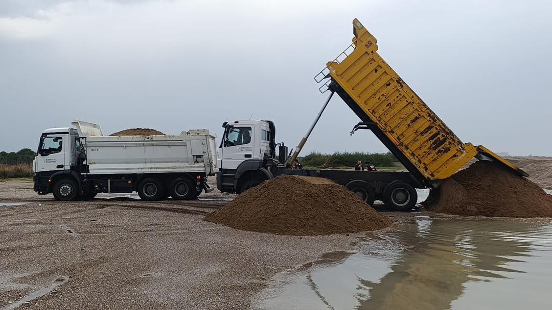 Yer: Manavgat! İnşaat i&ccedil;in plajlardan 50 kamyon kum &ccedil;alanlar yakalandı 3