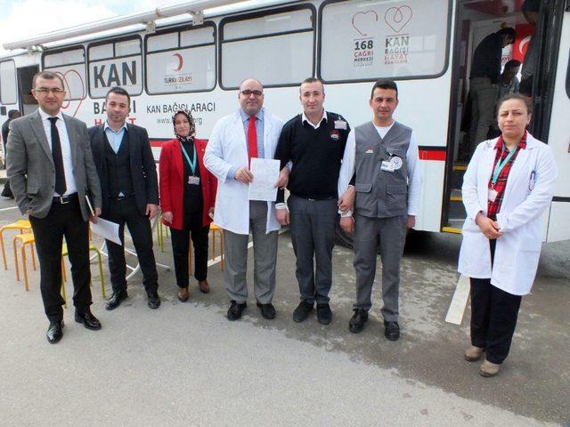 Yozgat Şehir Hastanesi çalışanları, Zeytin Dalı Harekatı’na destek için kan bağışında bulundu