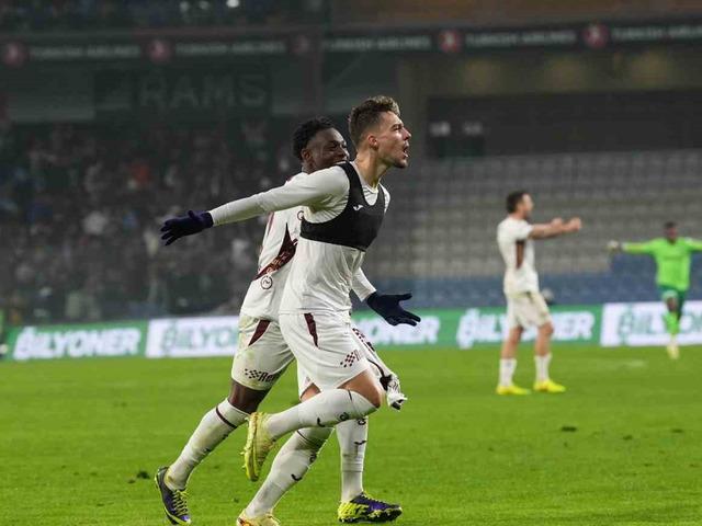 İstanbul'da gol düellosu! 7 gollü maçta Trabzonspor, 100'üncü dakikada 4-3 kazandı!