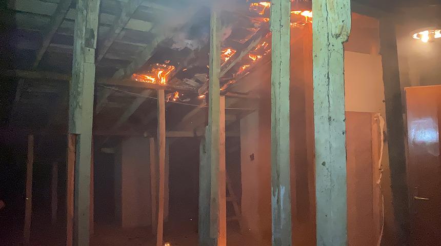 Aynı apartmanda 6. yangın! Bina sakinleri ş&uuml;phelerinin doğru &ccedil;ıkmasından korkuyor