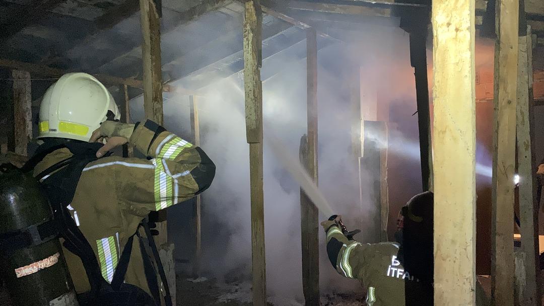 Aynı apartmanda 6. yangın! Bina sakinleri ş&uuml;phelerinin doğru &ccedil;ıkmasından korkuyor 1