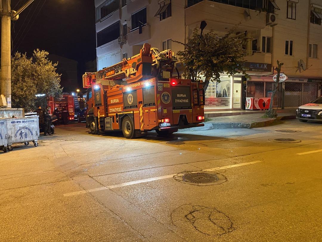 Aynı apartmanda 6. yangın! Bina sakinleri ş&uuml;phelerinin doğru &ccedil;ıkmasından korkuyor 2