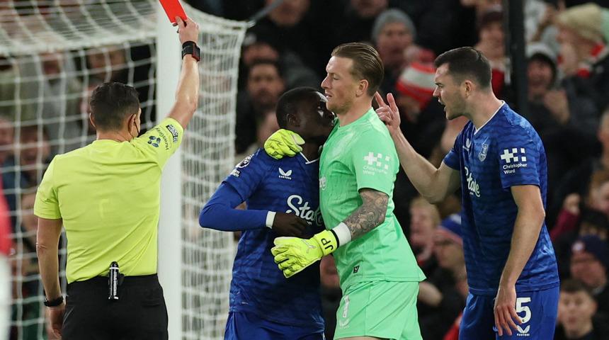 Everton’da skandal olay: Gueye takım arkadaşına tokat attı, kırmızı kart görüp oyundan atıldı!