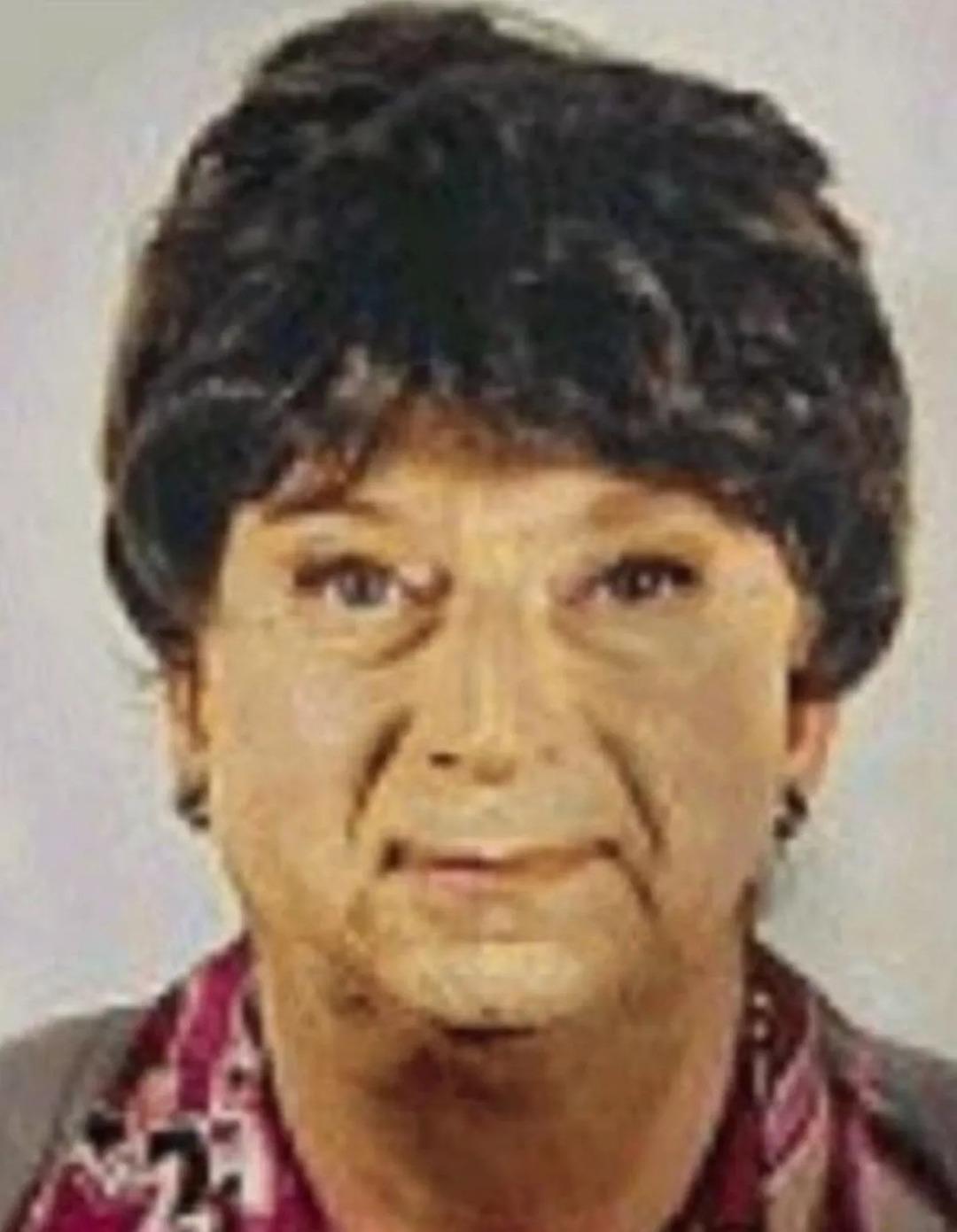 Annesi öldü, yaşlı adam ruj sürüp kıyafetlerini giydi! Nedeni bakın ne çıktı 2