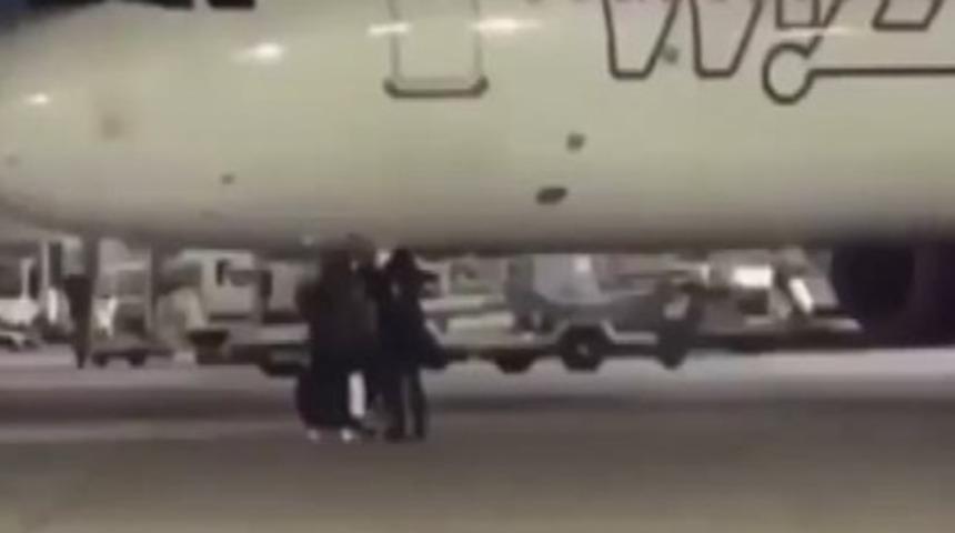 Almanya'da uçağı kaçıran yolcular piste koştu