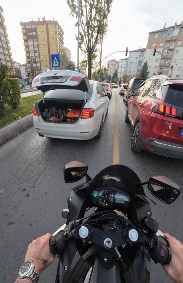 Trafikte bagajı açık kalan aracın yardımına motosiklet sürücüsü yetişti 2