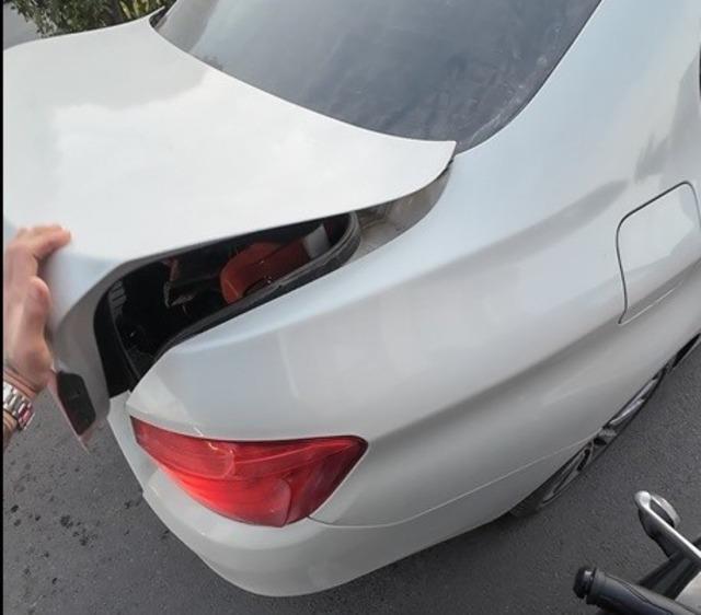 Trafikte bagajı açık kalan aracın yardımına motosiklet sürücüsü yetişti 1