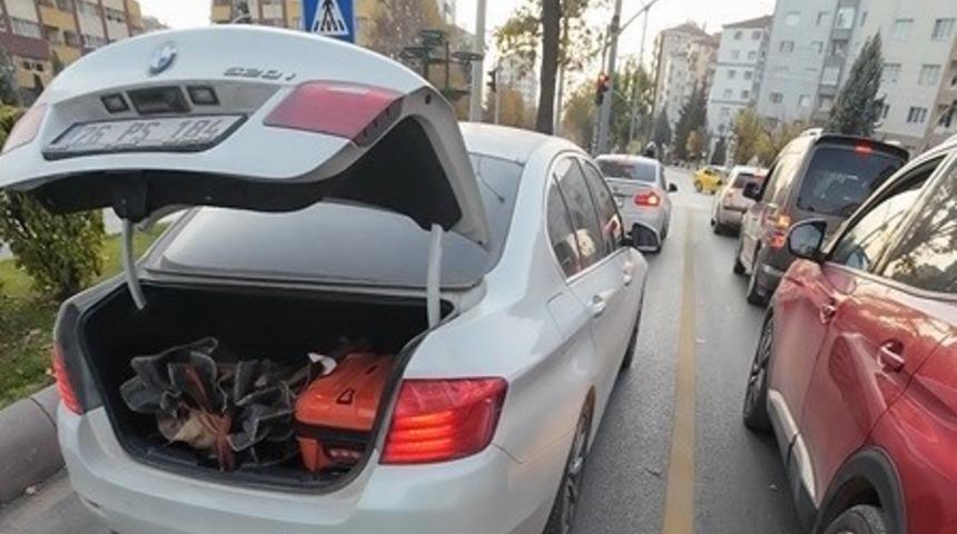 Trafikte bagajı açık kalan aracın yardımına motosiklet sürücüsü yetişti