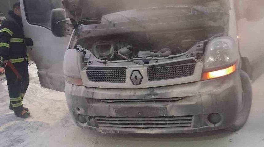 Bilecik&rsquo;te ara&ccedil; yangını b&uuml;y&uuml;meden s&ouml;nd&uuml;r&uuml;ld&uuml;