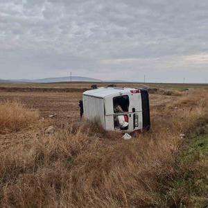 Kontrolden çıkan minibüs tarlaya devrildi: 3 yaralı