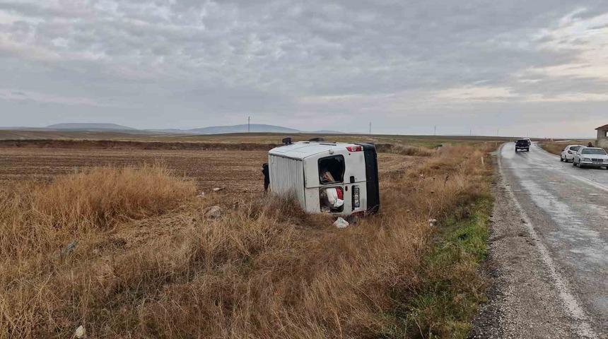 Kontrolden &ccedil;ıkan minib&uuml;s tarlaya devrildi: 3 yaralı